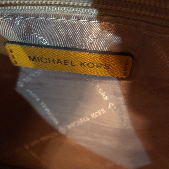 Michael Kors Jet Set Shoulder Bag - Picture 7 of 8